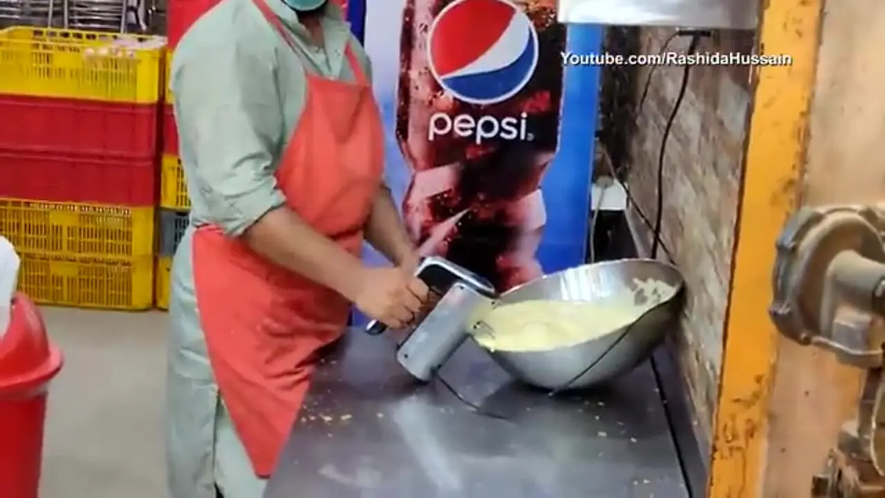 ببینید؛ غذای خیابانی در پاکستان؛ تهیه برگر با تخم مرغ در کراچی
