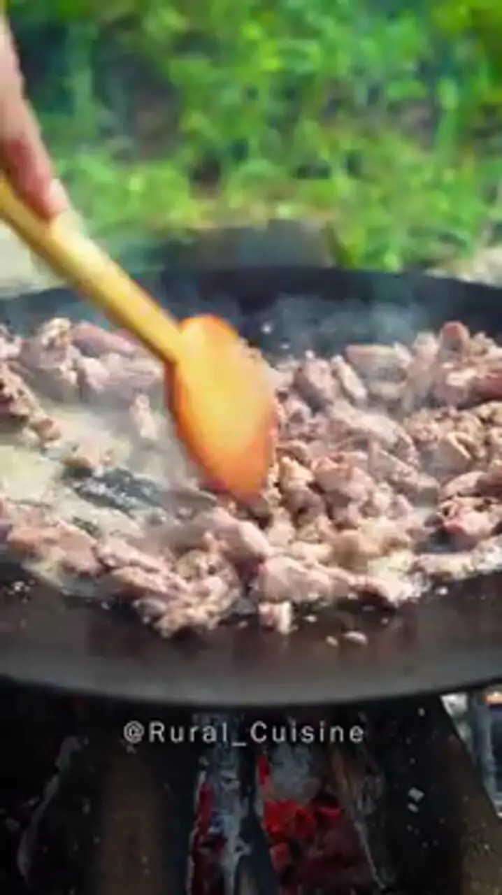 ببینید؛ غذای روستایی در ایران؛ تهیه پیراشکی گوشت و قارچ در روستایی جنگلی