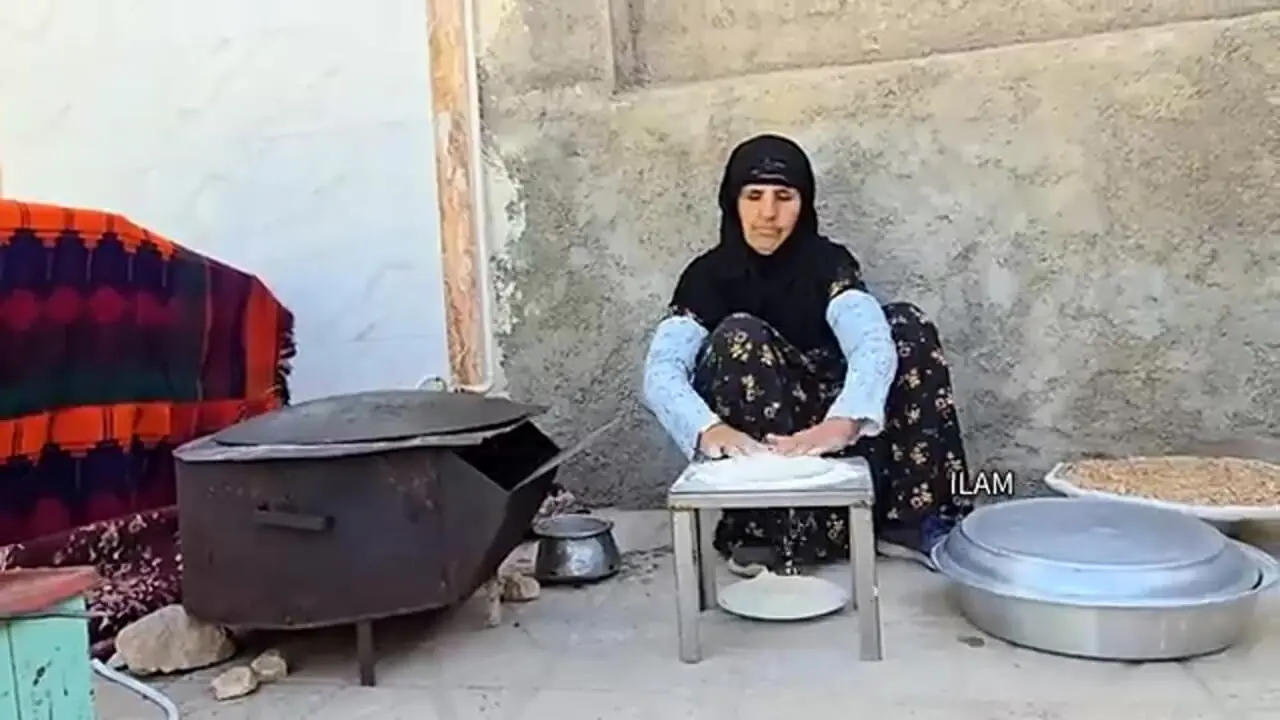 ببینید؛ غذای روستایی در ایران؛ تهیه نان سنتی ساجی و پخت خورشت با بوقلمون در روستا