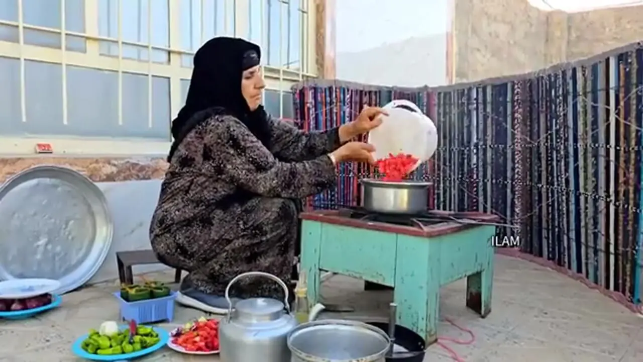 ببینید؛ غذای روستایی در ایران؛ پخت خورشت سنتی بامیه و گوجه