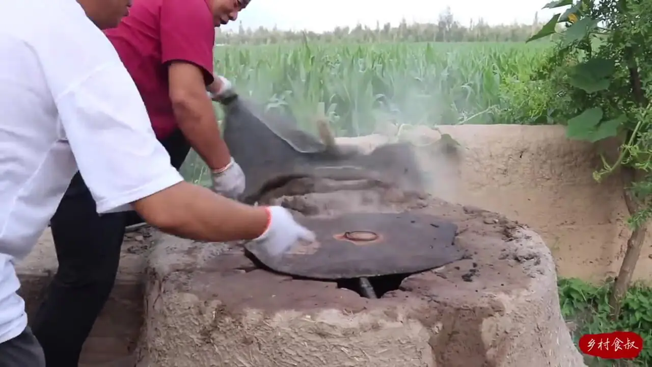 ببینید؛ غذای روستایی در چین؛ کباب کردن یک شترمرغ کامل