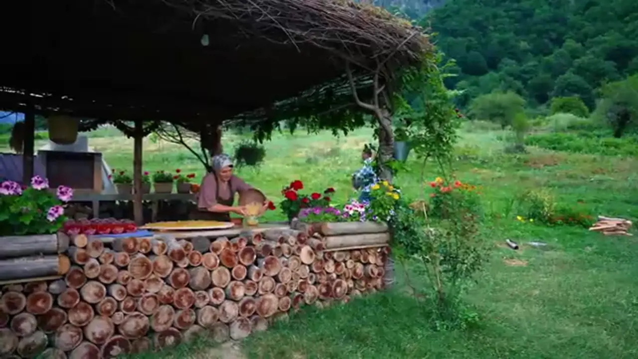 ببینید؛ غذای روستایی در آذربایجان؛ تهیه آب هندوانه در طبیعت