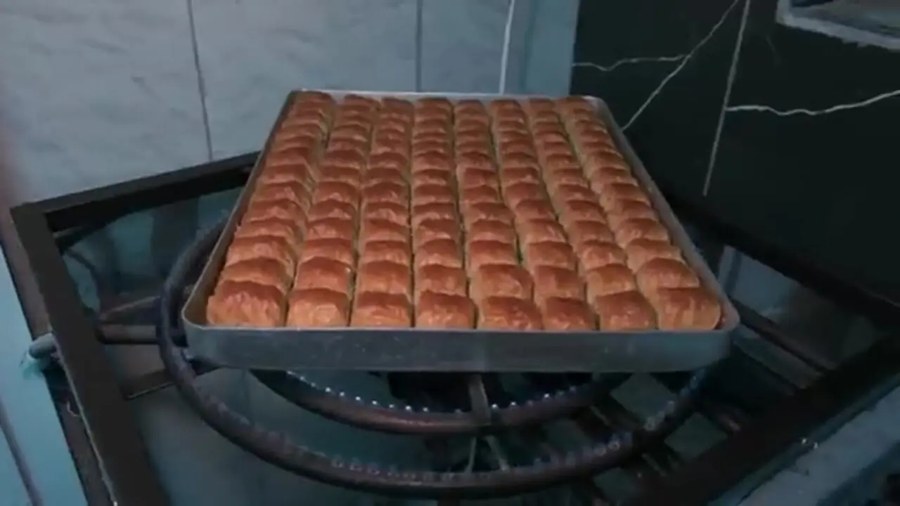 ببینید؛ مراحل دیدنی تهیه باقلواهای محبوب ترک تبارها در ترکیه