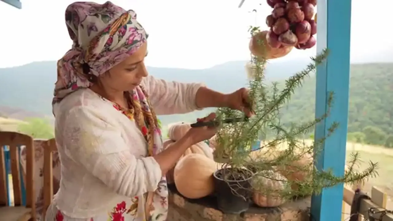 ببینید؛ غذای روستایی در گیلان؛ پخت بره شکم پر در تنور