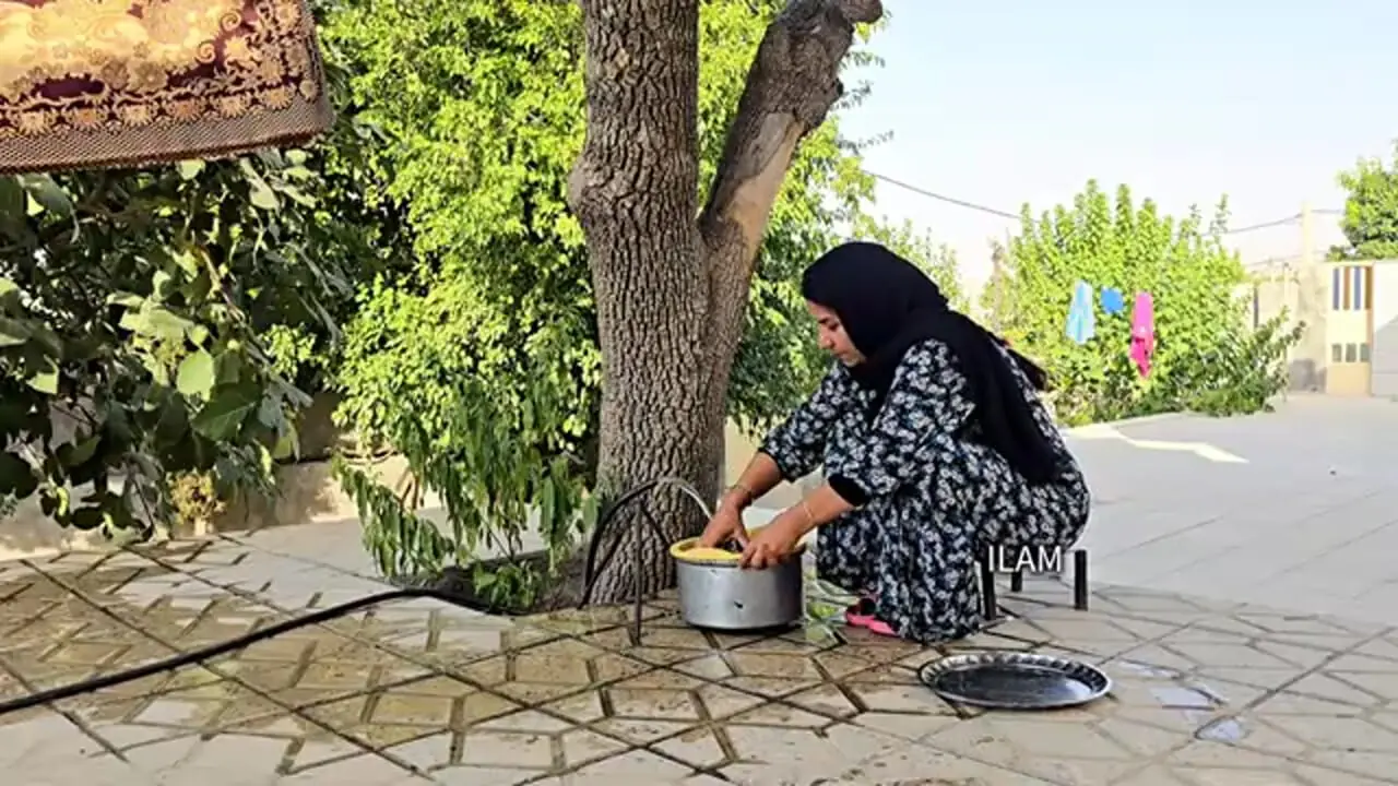 ببینید؛ غذای روستایی در ایران؛ برداشت خرفه و پخت بورانی سنتی با آن