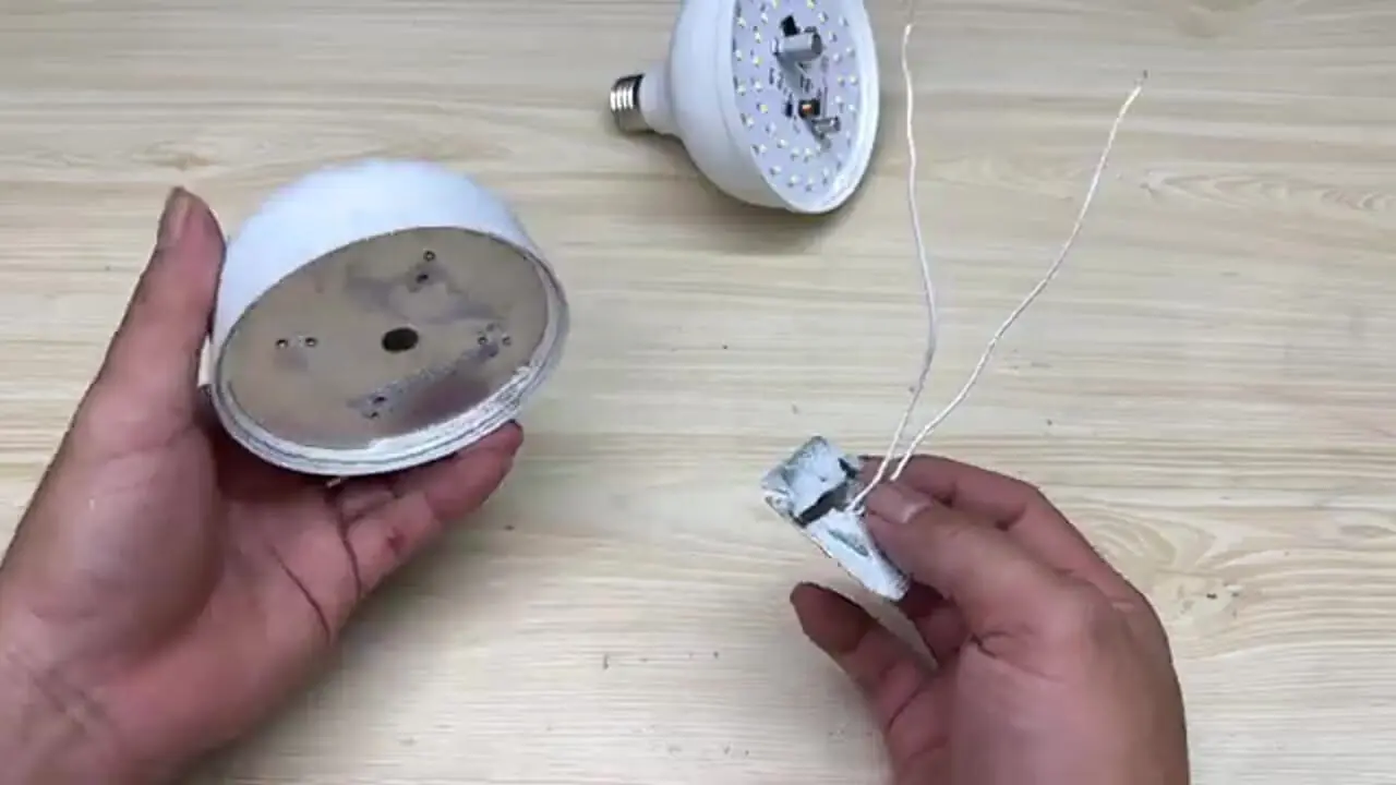 ببینید؛ روشی ساده برای تعمیر لامپ LED معیوب به سادگی در منزل