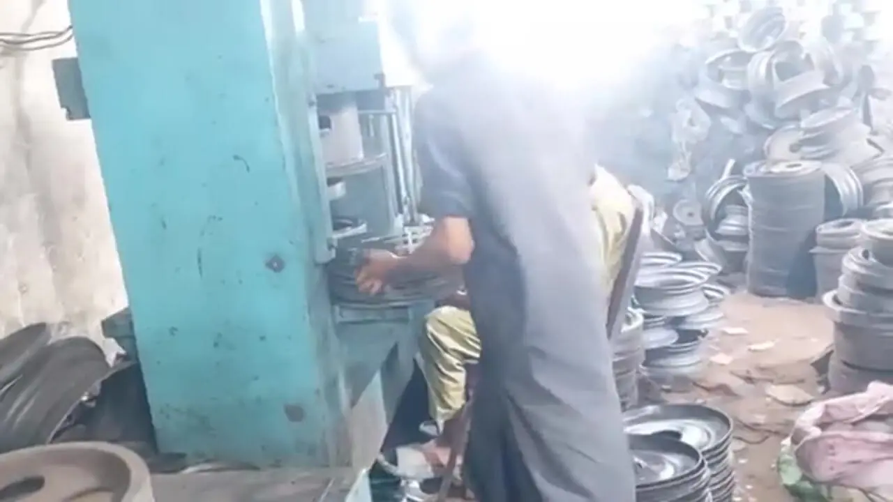 ببییند؛ مراحل دیدنی تولید رینگ چرخ خودرو در کارگاهی در پاکستان