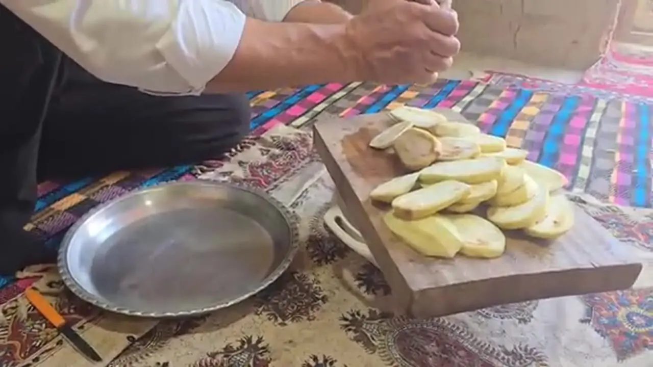 ببینید؛ غذای روستایی در ایران؛ پخت نان سنتی و غذا با 3 مرغ کامل، سیب زمینی و بادمجان