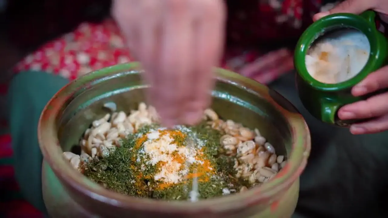 ببینید؛ غذای روستایی در رامسر؛ پخت باقلاقاتق در گمج