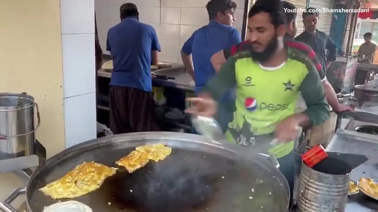 ببینید؛ غذای خیابانی در پاکستان؛ پخت نیمرو با نان سنتی پاراتا در کراچی