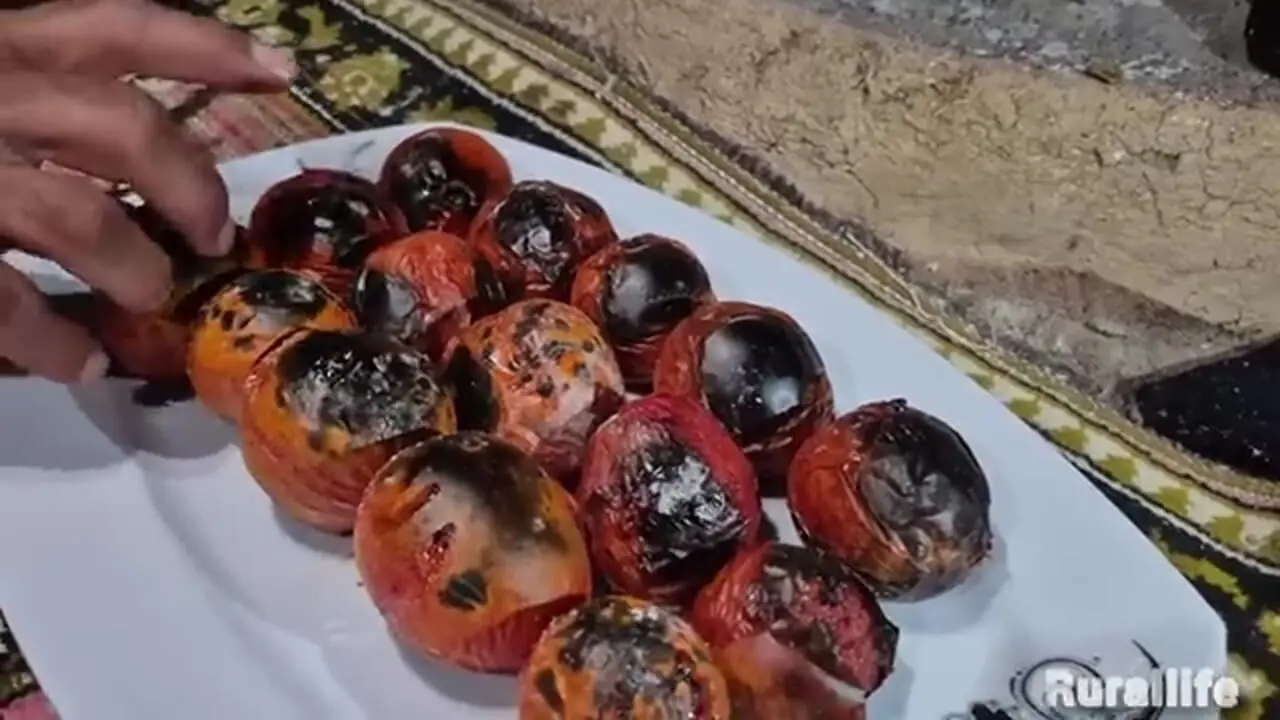 ببینید؛ غذای روستایی در ایران؛ پخت میرزاقاسمی هیزمی توسط زوج روستایی