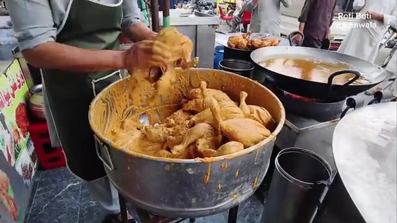 ببینید؛ غذای خیابانی در پاکستان؛ تهیه 500 کیلو پاکورای مرغ در پیشاور