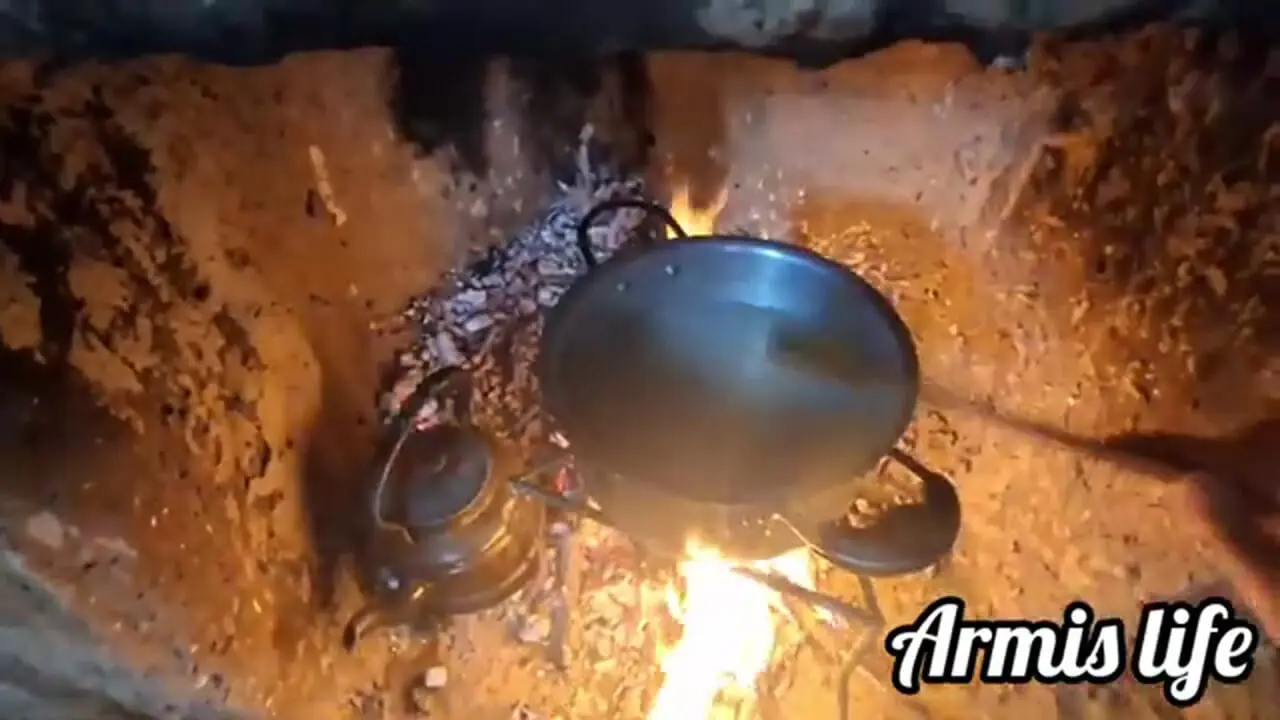 ببییند؛ غذای روستایی در ایران؛ تهیه آش دوغ سنتی روی هیزم توسط زوج روستایی
