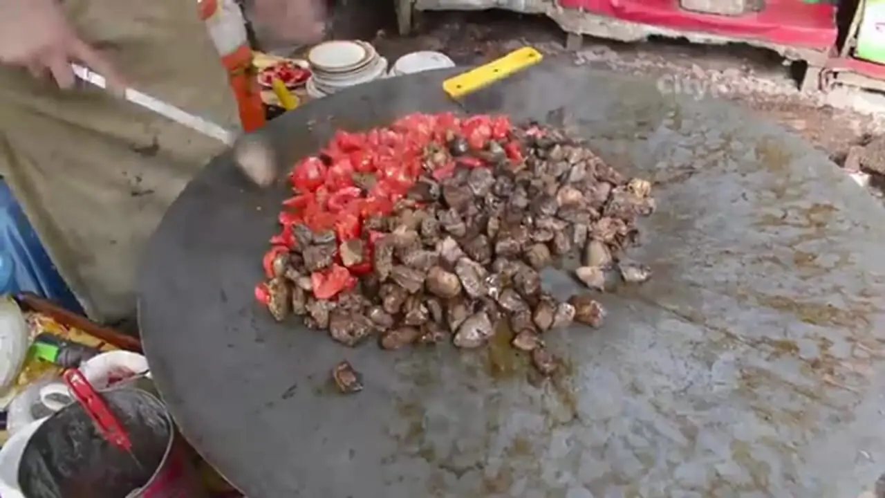 ببینید؛ غذای خیابانی در پاکستان؛ پخت یک غذای سنتی با جگر، فلفل و گوجه در پیشاور