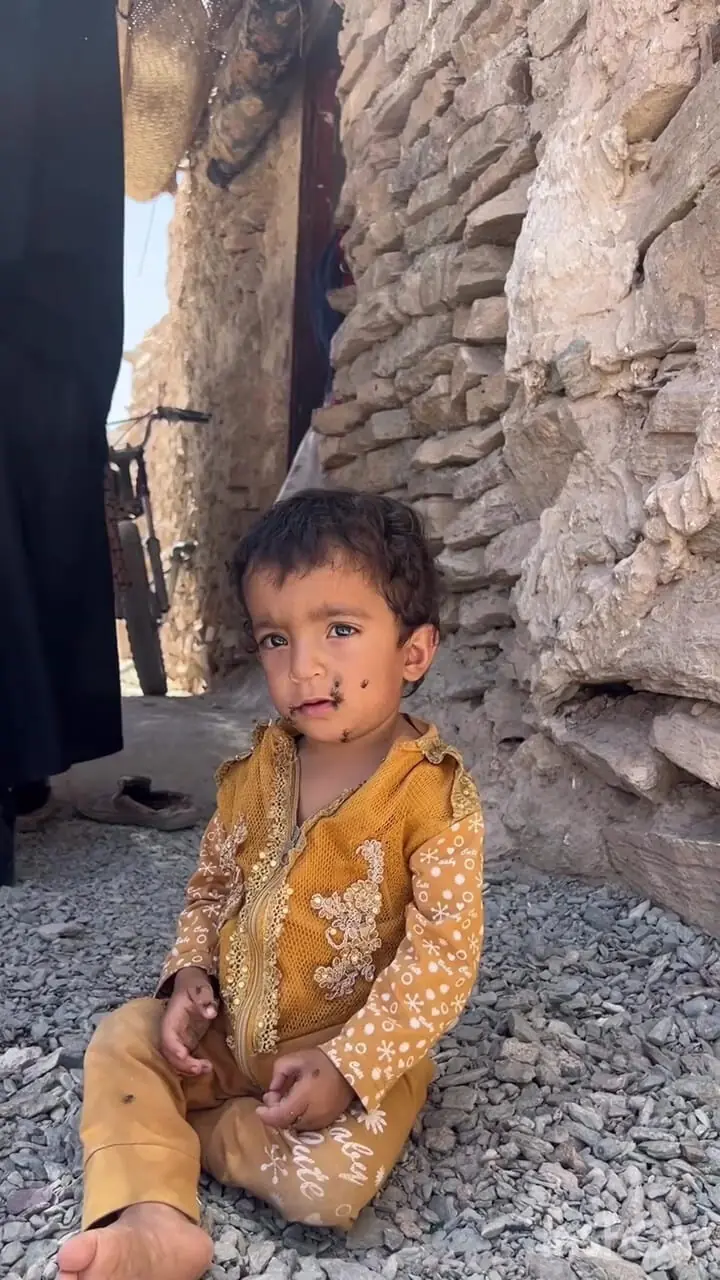 ببینید؛ وقتی سهم کودک از زندگی، هجوم مگس‌هاست