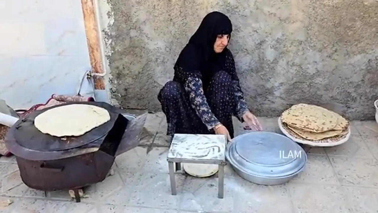 ببینید؛ غذای روستایی در ایلام؛ پخت نان محلی ساجی و تهیه یک خوراک با سیب زمینی