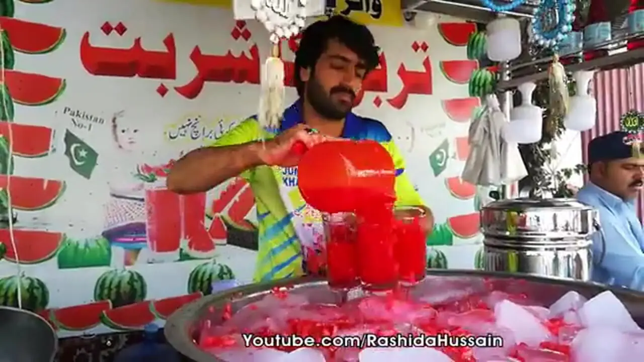 ببینید؛ غذای خیابانی در پاکستان؛ برش زدن ماهرانه هندوانه و تهیه آب هندوانه در کراچی