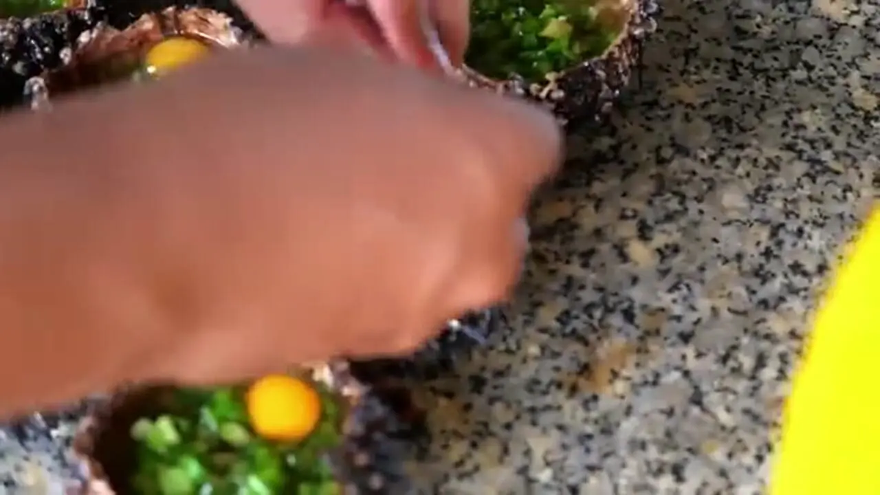 ببینید؛ غذای خیابانی در ویتنام؛ پخت یک غذای خاص با توتیای دریایی سیاه و تخم بلدرچین در هانوی