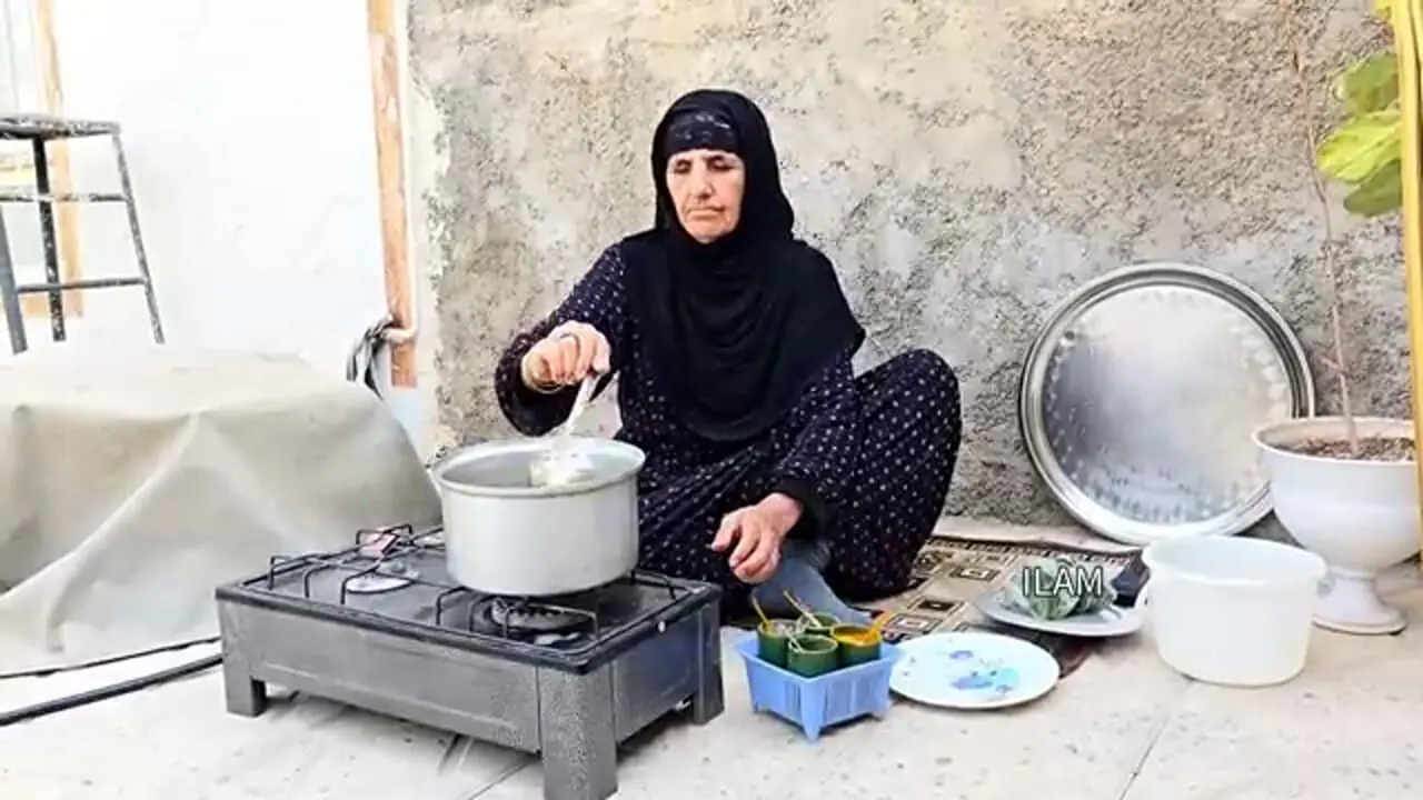 ببینید؛ غذای روستایی در ایران؛ پخت آش رشته اصیل توسط مادربزرگ ایلامی