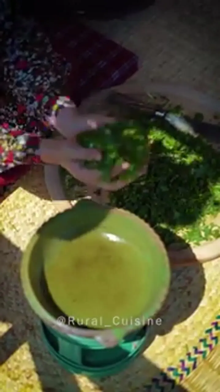 ببینید؛ غذای روستایی در ایران؛ برداشت اسفناج از مزرعه و پخت خورشت با آن در روستایی جنگلی