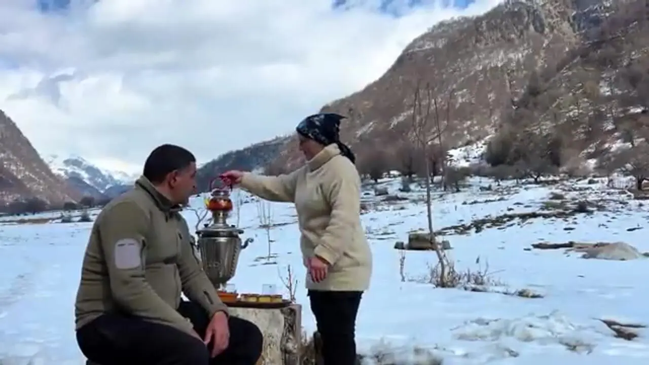 ببینید؛ غذای روستایی در آذربایجان؛ تهیه شاورمای مرغ در هوای برفی کوهستان