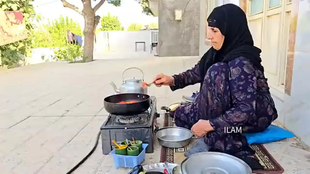 ببینید؛ غذای روستایی در ایلام؛ پخت یک خوراک ساده با گوجه و بادمجان