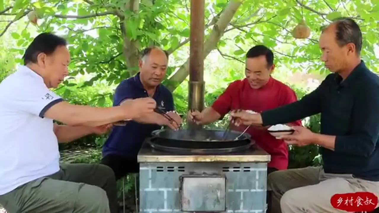 ببینید؛ غذای روستایی در چین؛ پخت یک غذا با لاک‌پشت طلایی، قورباغه گاوی، خرچنگ رودخانه‌ای، ماهی لوچ و سبزیجات