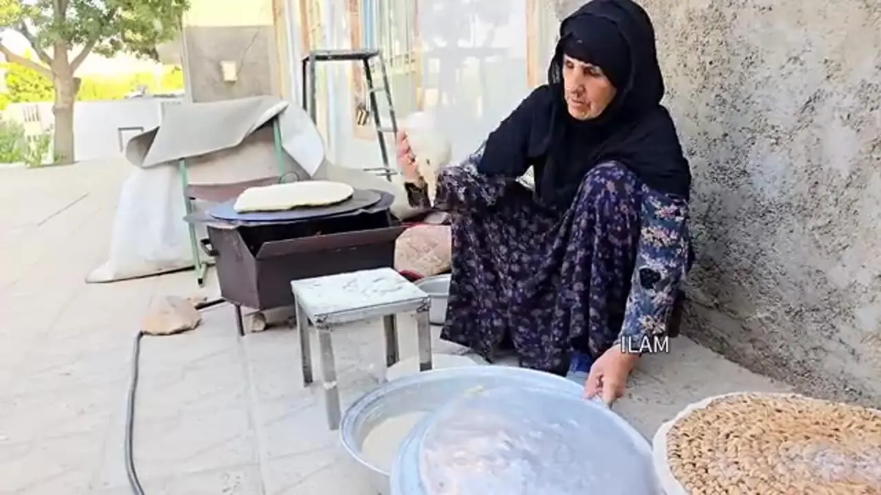 ببینید؛ غذای روستایی در ایران؛ پخت نان سنتی ساجی و عدسی توسط مادربزرگ روستایی