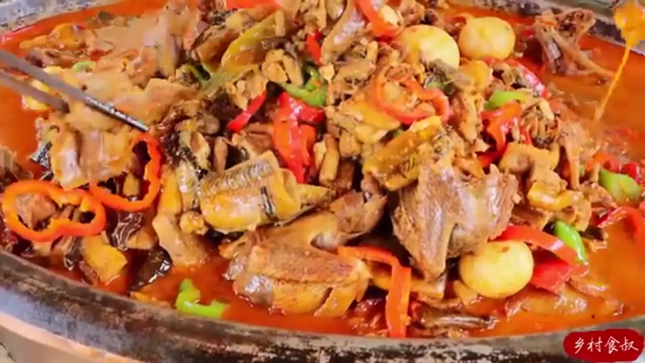 ببینید؛ غذای روستایی در چین؛ پخت یک غذای عجیب با مارماهی و کبوتر