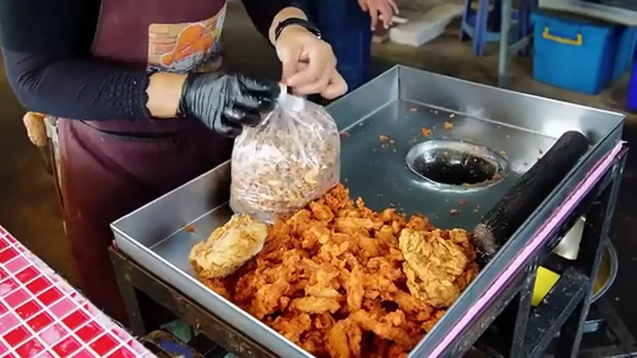ببییند؛ غذای خیابانی در تایلند؛ پخت 200 کیلوگرم مرغ سوخاری طعم دار در بانکوک