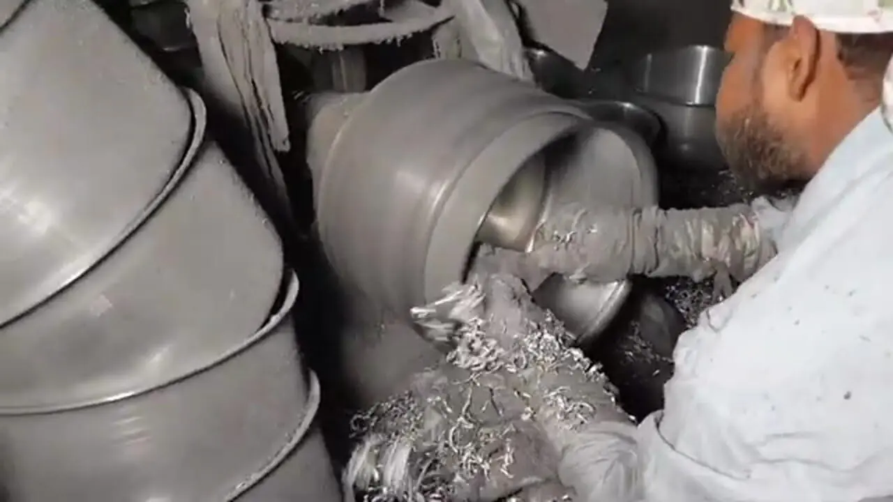 فرآیند تماشایی تولید انبوه قابلمه و تابه از طریق بازیافت ضایعات آلومینیومی