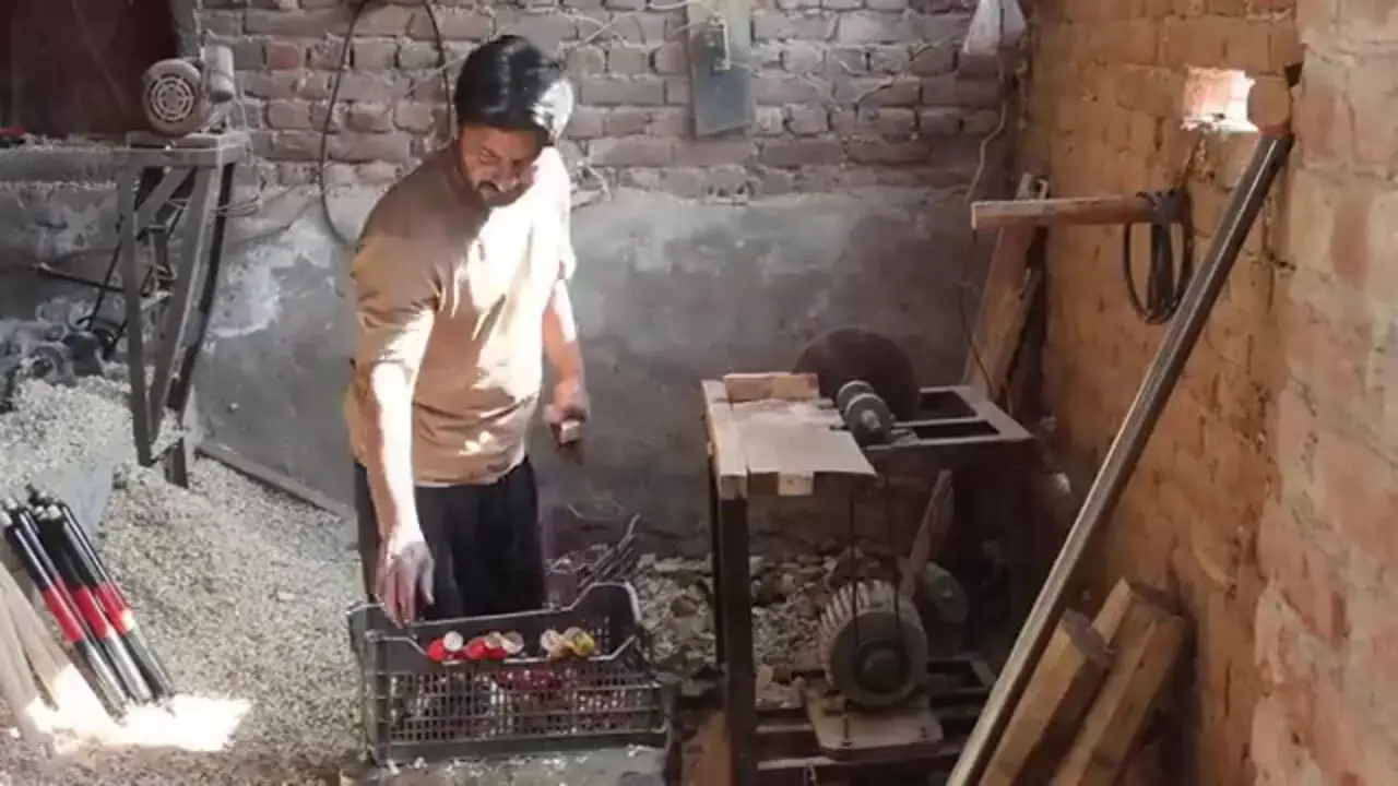 ببینید؛ مراحل دیدنی تولید صندلی های رنگی چوبی در پاکستان