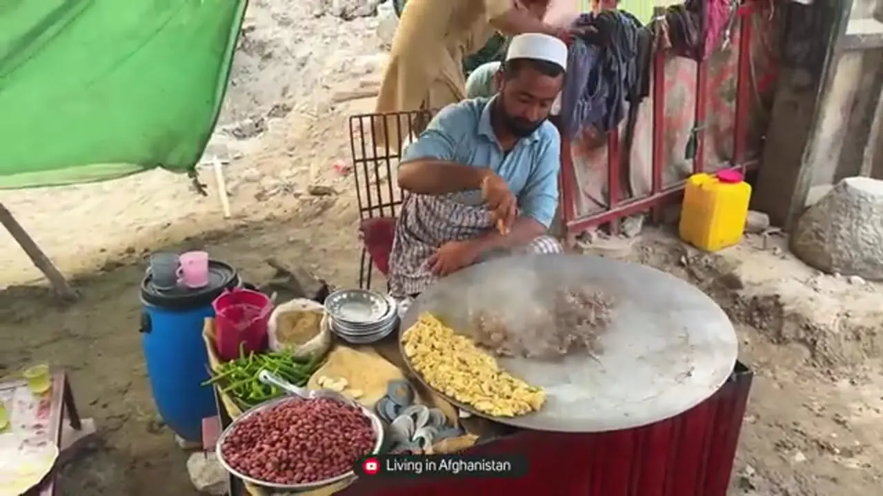 ببینید؛ غذای خیابانی در پاکستان؛ پخت غذا با جگر گوسفندی در پیشاور