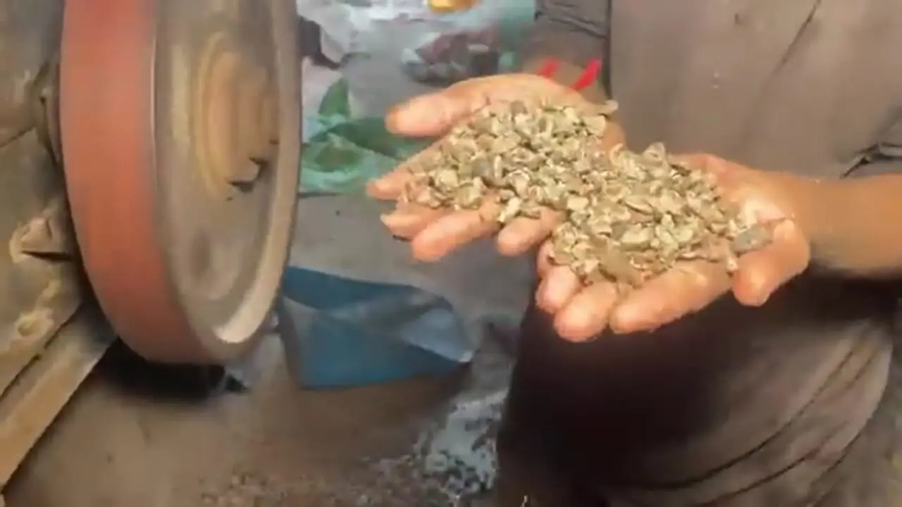 ببینید؛ مراحل ساخت صندلی های پلاستیکی از طریق بازیافت ضایعات در پاکستان