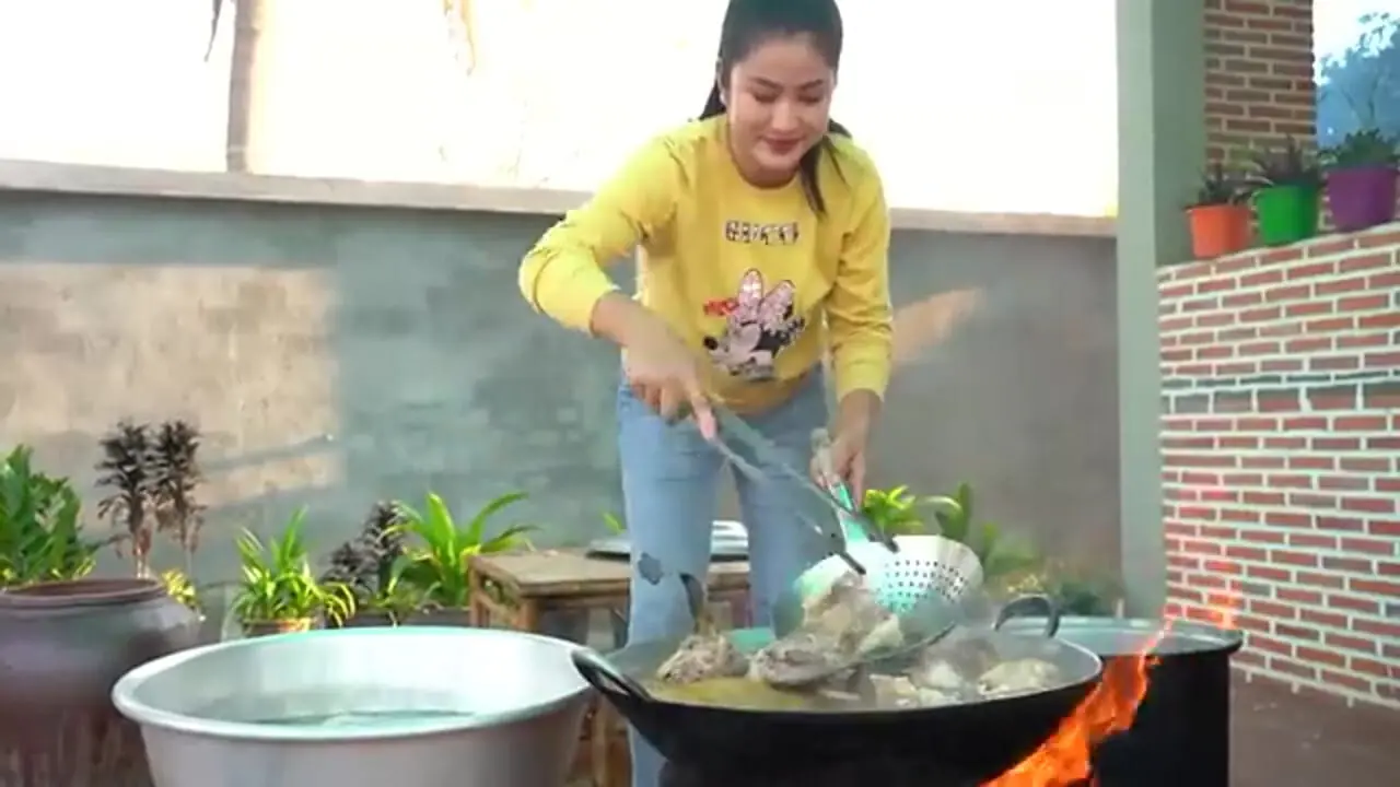ببینید؛ غذای روستایی در چین؛ پخت کله پاچه گاو با فلفل تند