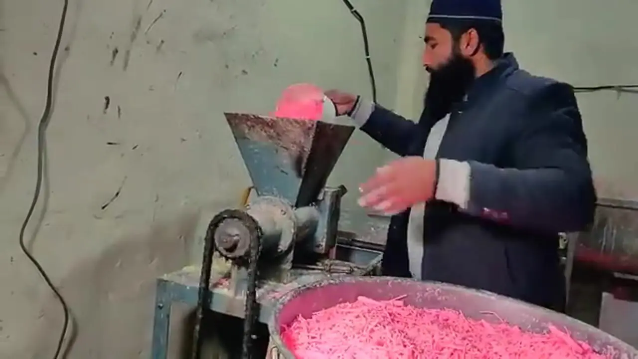 ببینید؛ مراحل جالب تولید سنتی صابون حمام در کارگاهی در پاکستان