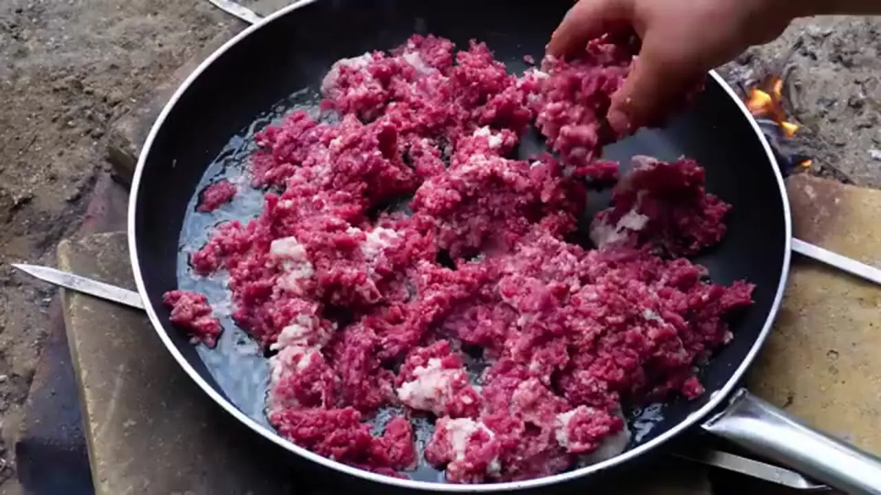 ببینید؛ غذای روستایی در آذربایجان؛ پخت دلمه کلم و بادمجان