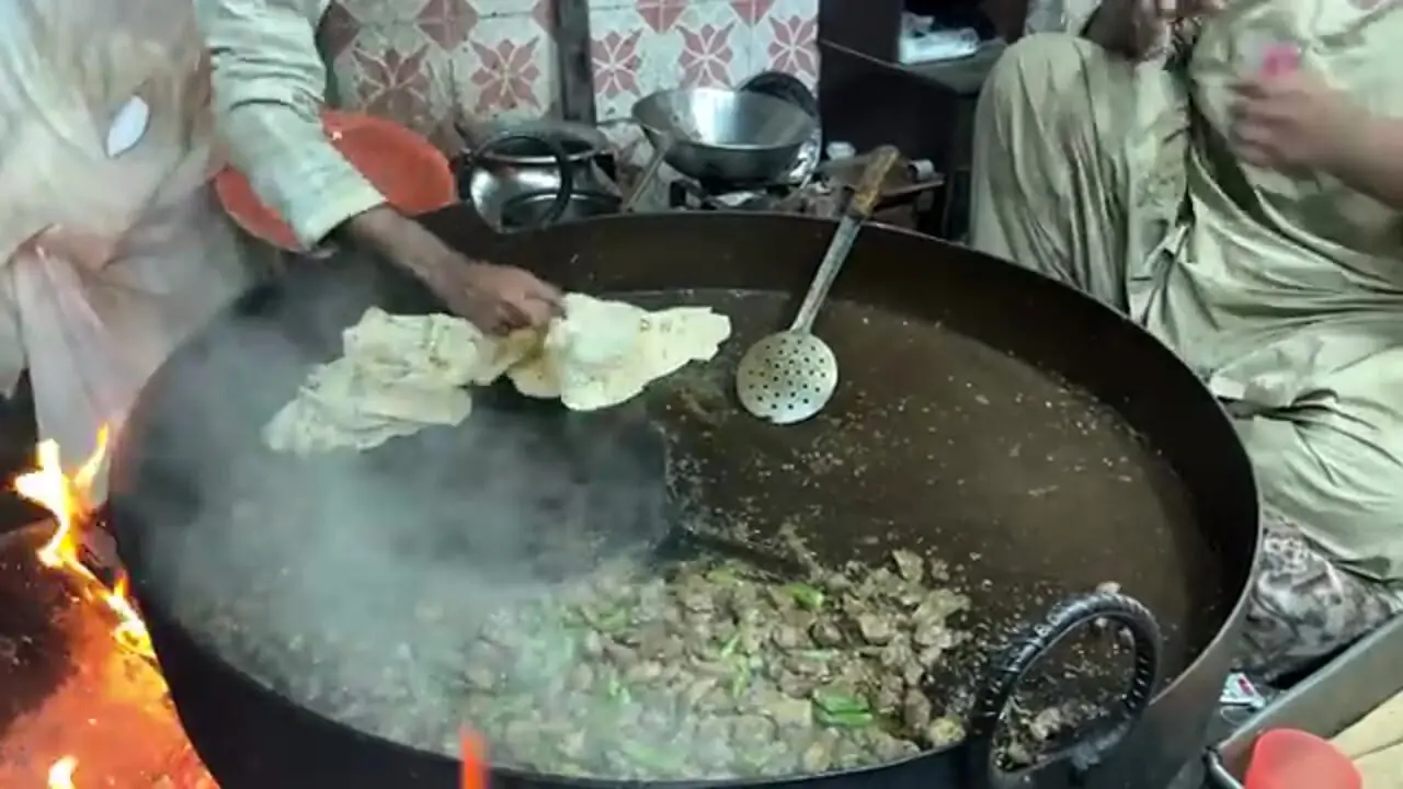 ببینید؛ غذای خیابانی در پاکستان؛ پخت غذای محبوب جگر سرخ شده با فلفل در کراچی