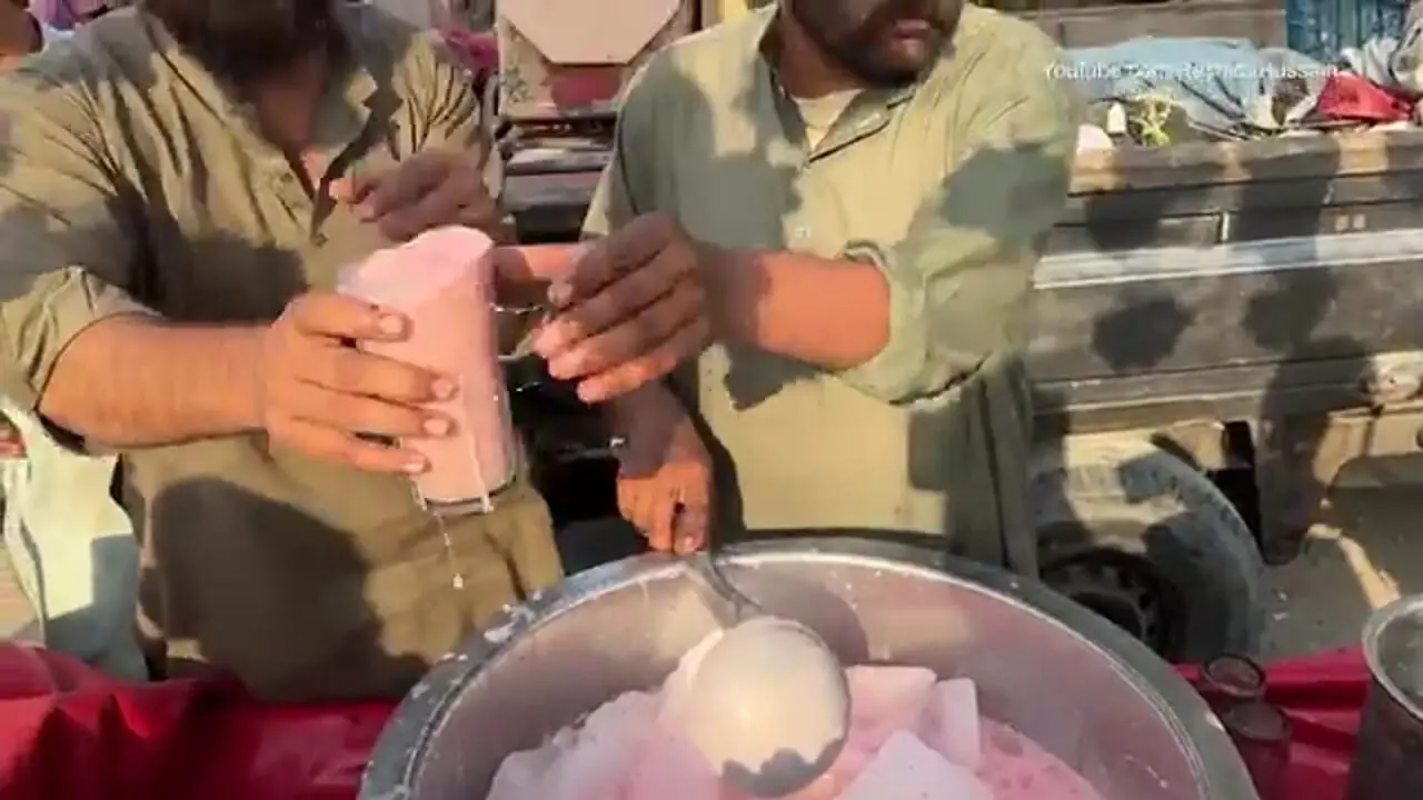 ببینید؛ غذای خیابانی در پاکستان؛ تهیه آبمیوه توت فرنگی و میلک شیک توت فرنگی در کراچی