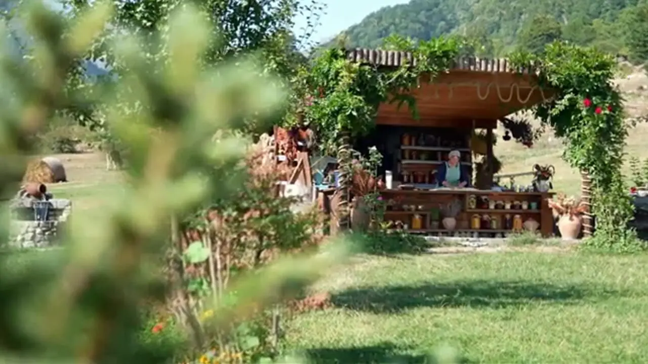 ببینید؛ غذای روستایی در آذربایجان؛ پخت کروسان پسته ای در طبیعت