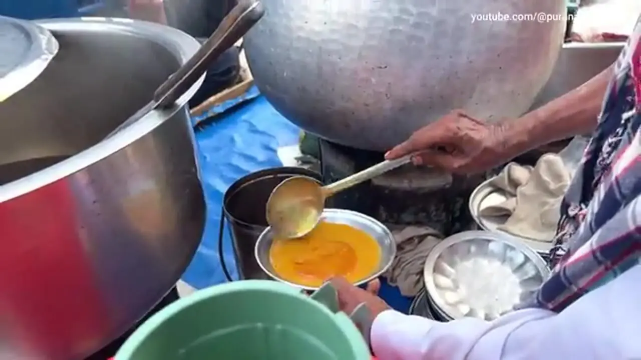 ببینید؛ غذای خیابانی در پاکستان؛ تهیه حلیم و نخود پخته توسط آشپز مسن در لاهور