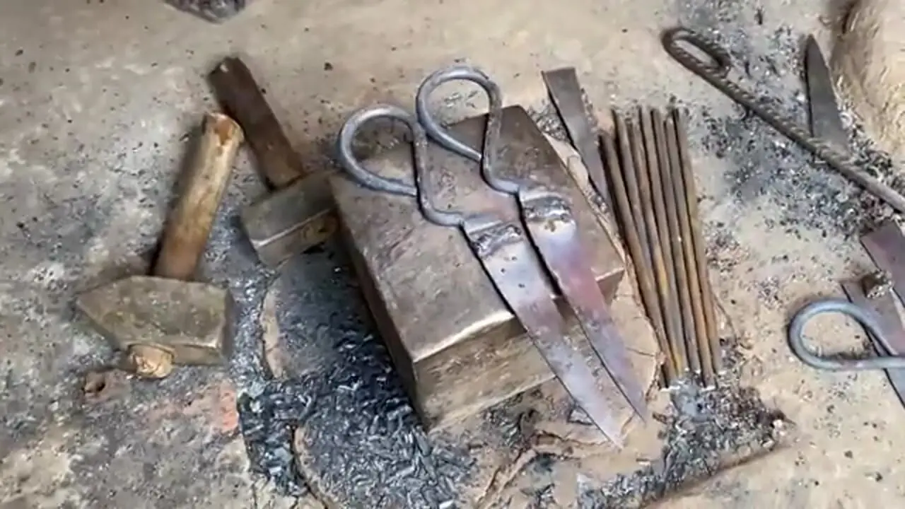 مراحل دیدنی ساخت قیچی به روش سنتی در کارگاهی در پاکستان