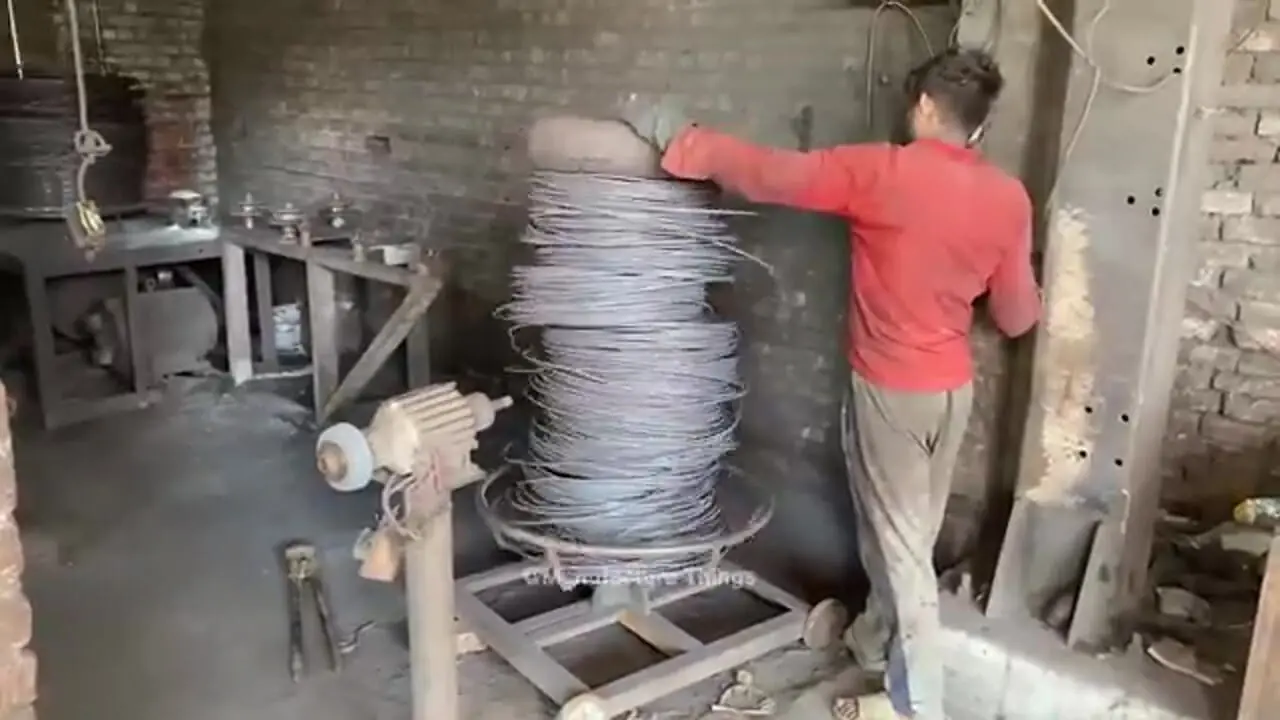 فرآیند تولید میخ از طریق بازیافت ورق های فلزی زنگ زده کشتی در پاکستان