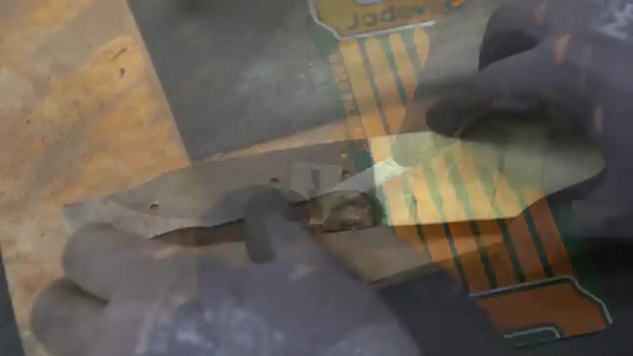 مراحل دیدنی ساخت یک چاقوی خاص با تیغه اره زنگ زده