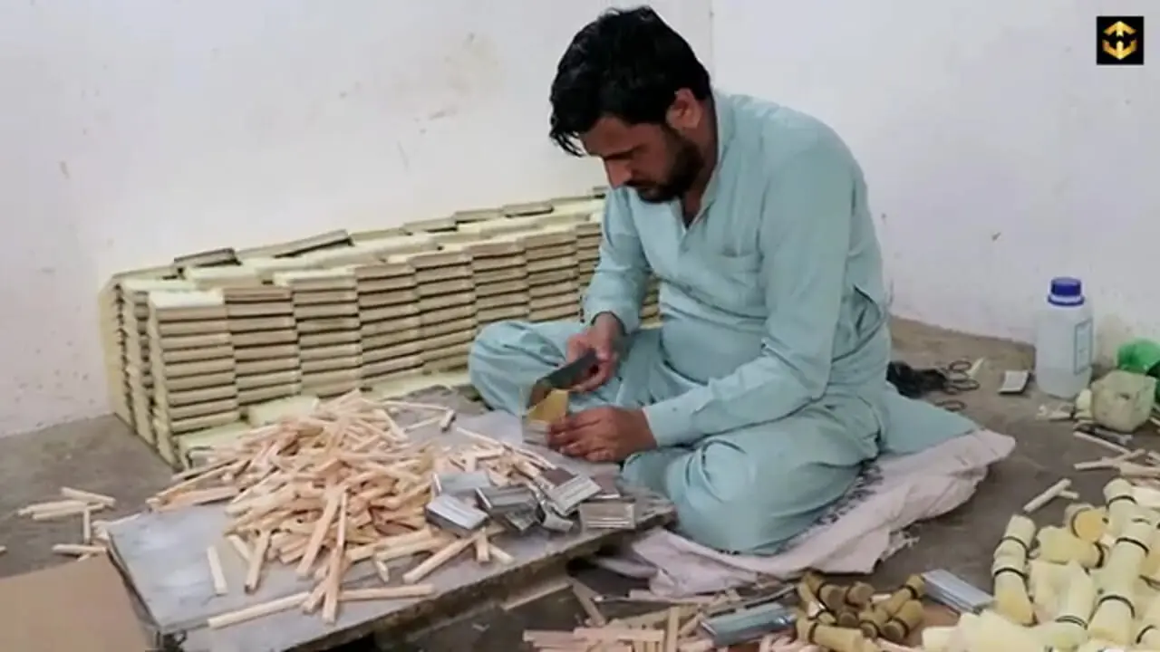 مراحل دیدنی تولید انبوه قلم موی نقاشی در کارگاهی در پاکستان