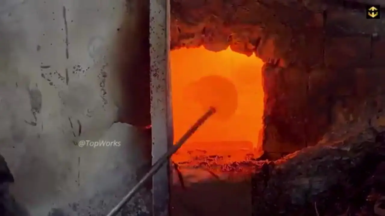 مراحل ساخت النگوهای شیشه ای رنگارنگ از طریق بازیافت ضایعات در پاکستان