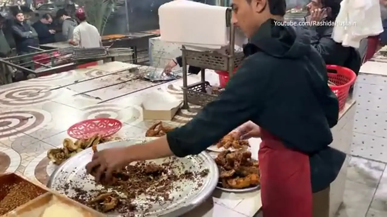 غذای خیابانی در پاکستان؛ ماهی سرخ شده و کبابی در پیشاور