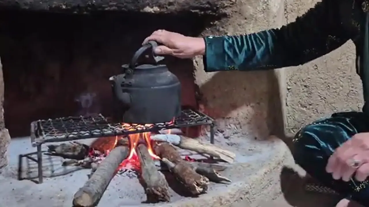 غذای روستایی در ایران؛ تعمیر شومینه قدیمی و تهیه آب دوغ خیار سنتی