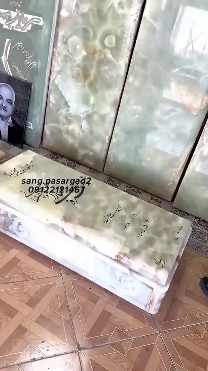 ببینید؛ واکنش احساسی ریما رامین‌فر به دیدن سنگ قبر مادر مرحومش
