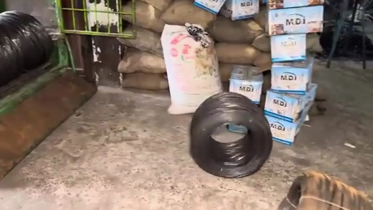 مراحل تولید میخ از طریق بازیافت صفحات فلزی کشتی به روش پاکستانی ها